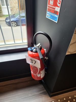 un extincteur dans un coin de la pièce