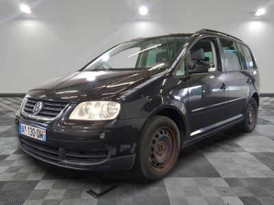 la photo d'une camionnette noire garée dans un garage