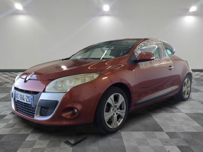 une photo d'une voiture rouge dans un showroom