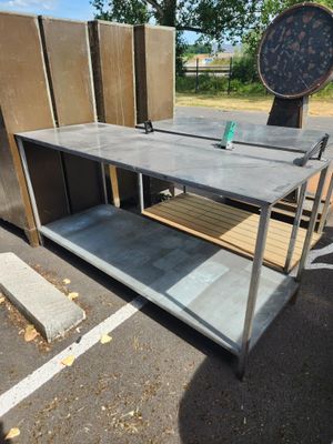 une table posée au milieu d'un parking