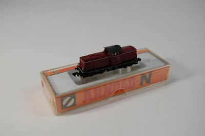 un train miniature posé sur une boîte