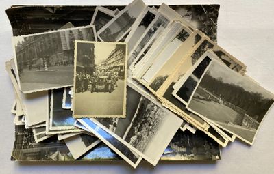 une pile de vieilles photos posée sur une surface blanche