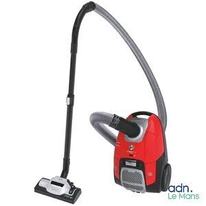 gros plan d'un aspirateur rouge et noir sur fond blanc