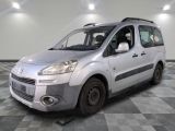 la photo d'une petite camionnette argentée garée dans une pièce