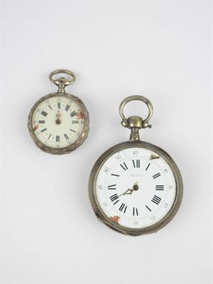 deux horloges placées l'une à côté de l'autre sur une surface blanche