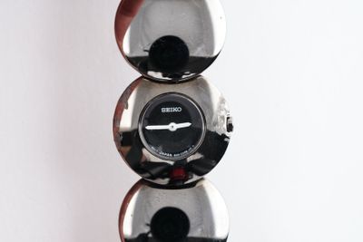 gros plan d'une horloge sur un support métallique