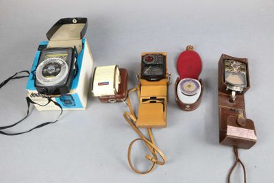 a lot of different types of cell phones on the table