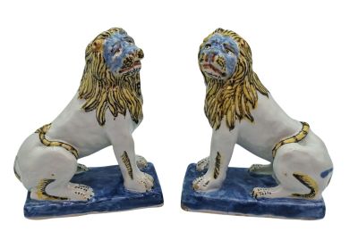 paire de figurines de lions bleues et blanches sur un socle bleu