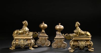 PAIRE DE CHENETS en bronze ciselé et doré.