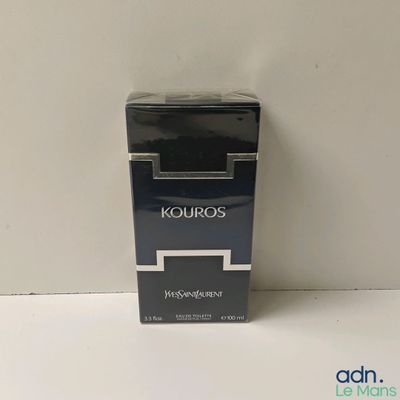 gros plan d'une boîte de parfum sur une surface blanche