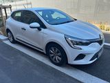 une photo d'une voiture blanche garée sur le bord de la route