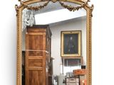 un miroir accroché au mur à côté d'une armoire
