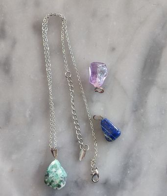 3 pendentifs pierre, joint une chaine