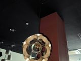 une lampe suspendue au plafond de la pièce