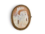 une photo d'une photo représentant une femme en robe de mariée