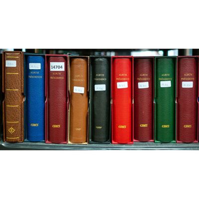 de nombreux livres alignés sur une étagère