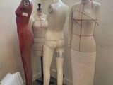 trois mannequins dans une pièce avec une fenêtre