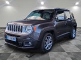 La Jeep Renegade est garée dans une grande pièce dont le sol est recouvert d'un motif à carreaux.