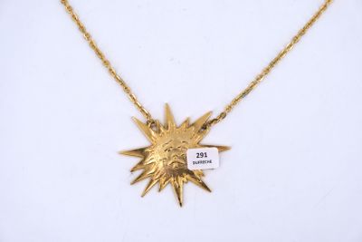 une image représentant un collier en or orné d'un motif en forme d'étoile