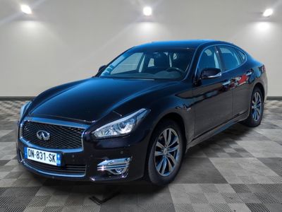une Infiniti noire garée sur un sol en carrelage à damier
