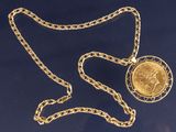 collier composé d'une pièce d'or suspendue à une chaîne, elle-même entourée d'une autre chaîne