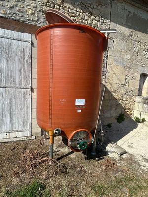 VENDU SUR DESIGNATION. 1 garde vin fibre 40 HL