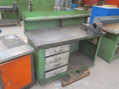 de nombreux types différents d'établis métalliques dans une usine