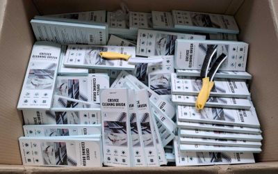 une boîte remplie de ciseaux et une pile de livres
