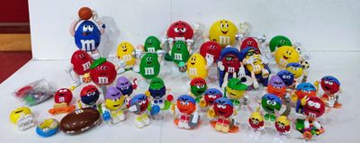 tout un tas de figurines qui sont posées sur une table