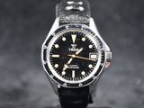 une photo d'une montre-bracelet au cadran noir posée sur une surface noire