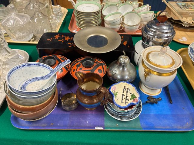 Boîtes laquées, un pot couvert en porcelaine, une théière en porc...