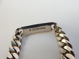 une photo en gros plan d'un bracelet posé sur une table