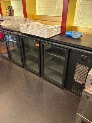 un comptoir sur lequel sont posés plusieurs verres vides