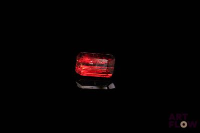 un feu rouge à l'arrière d'une voiture dans l'obscurité