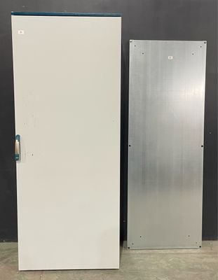 deux portes métalliques dans une pièce aux murs et au sol gris