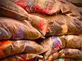 une pile de sacs empilés les uns sur les autres