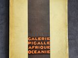 un vieux livre posé sur une table recouverte de rayures jaunes et noires