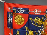 une écharpe rouge et bleue ornée de motifs dorés et argentés