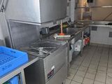 une cuisine équipée de nombreux appareils électroménagers en inox