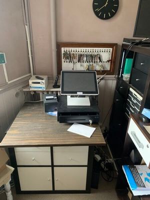 un bureau sur lequel se trouvent un ordinateur portable et une imprimante