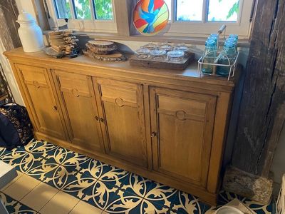 une table de buffet en bois sur laquelle sont posées des assiettes et des bols