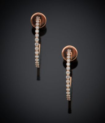 une paire de boucles d'oreilles en diamant sur fond noir