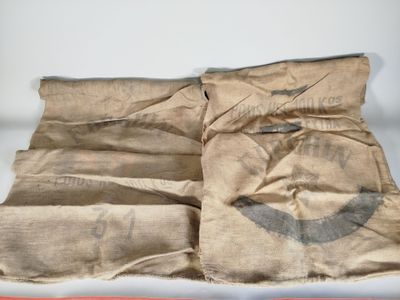 un morceau de tissu qui a été plié sur une table