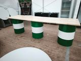 une table fabriquée à partir de tonneaux verts et blancs
