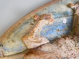 un morceau de bois sculpté pour ressembler à un bateau