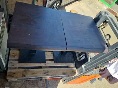 une table posée sur une palette dans la rue