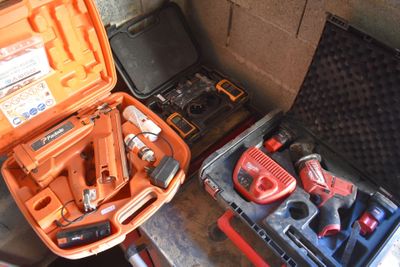 une boîte à outils avec des outils posés sur une table