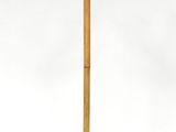 une image représentant un porte-manteau en bois orné d'une fleur