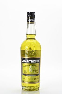 une bouteille de whisky à la Chartreuse posée sur une table