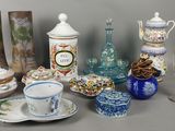 nombreux types de vases et de plats sur la table